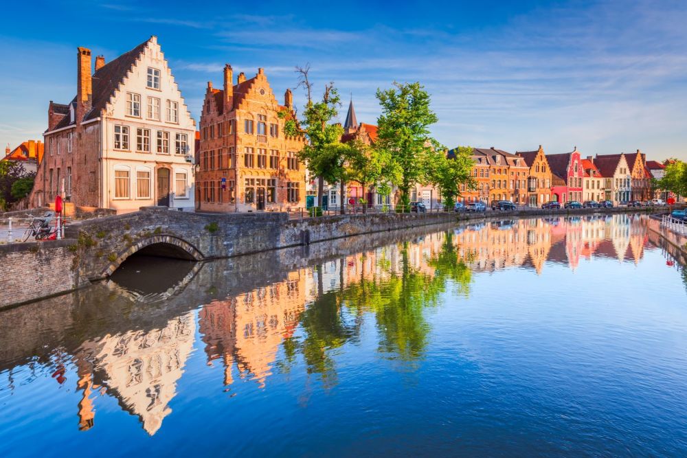 Imagen de De Brujas a Ámsterdam: Encanto Medieval y Canales Holandeses