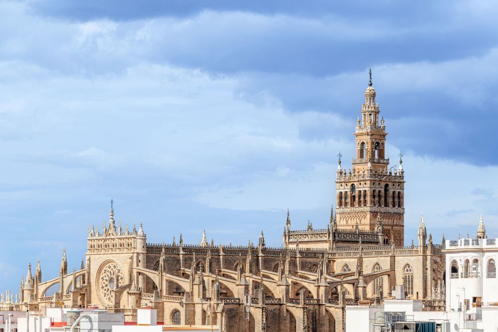 Imagen de Sevilla Monumental con Entradas al Alcázar, Catedral y Giralda en Grupo Reducido
