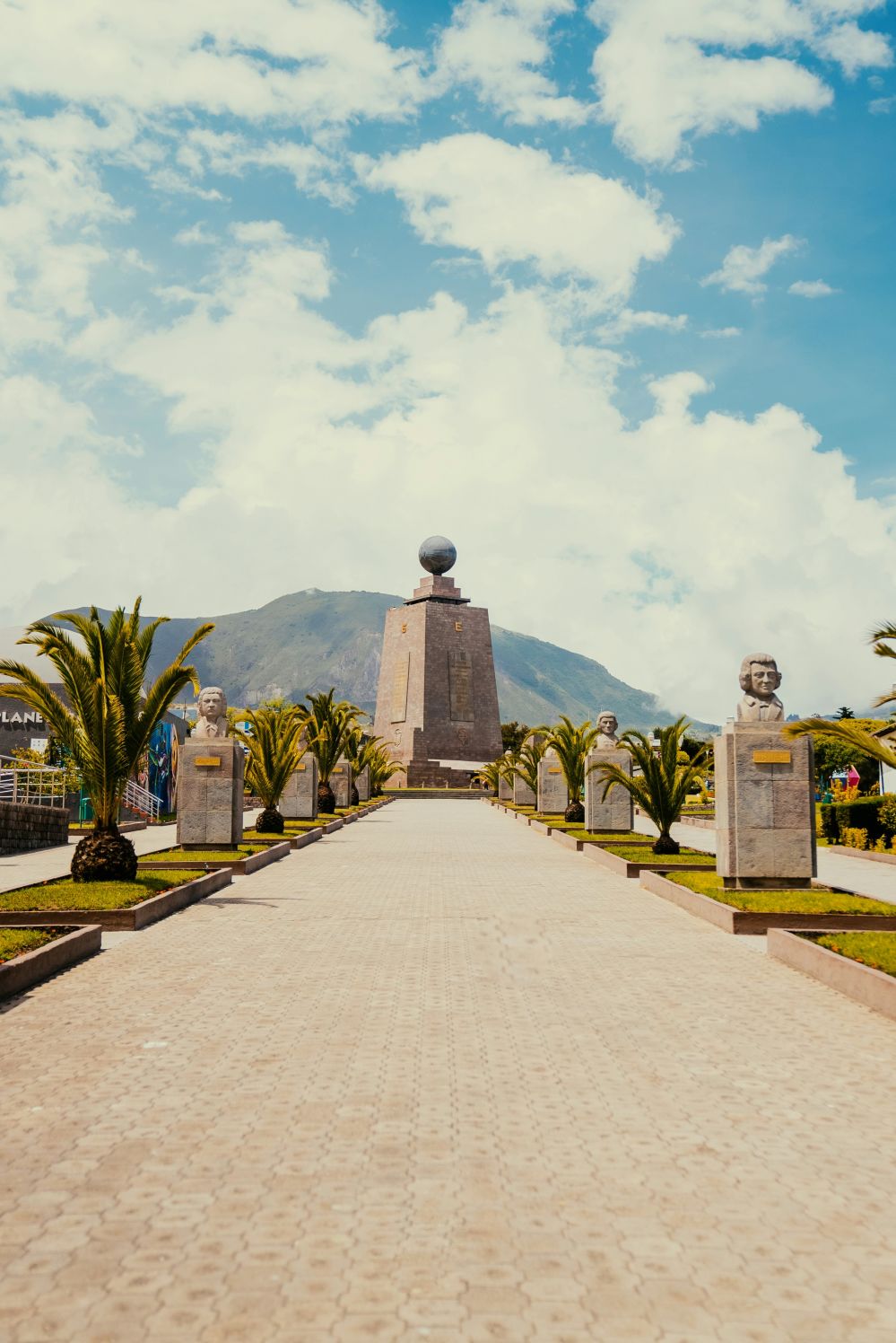 Imagen de 02 OCT.- TELEFERICO  + MITAD DEL MUNDO con ATRACCIONES