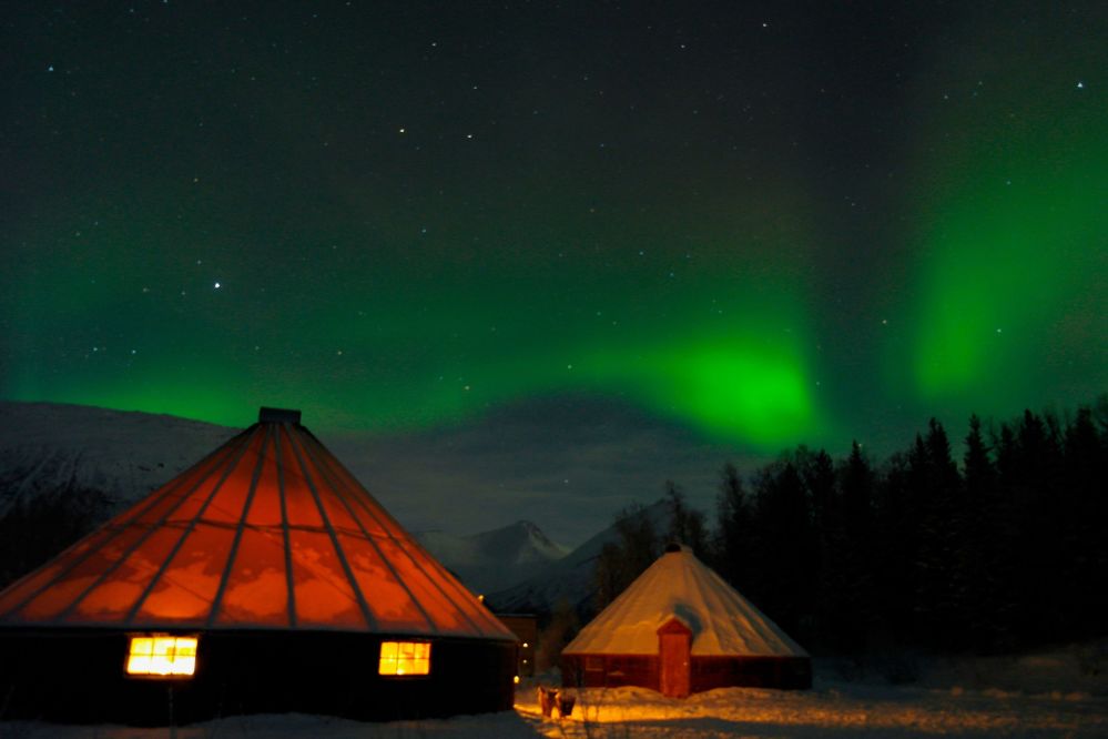 Observación de auroras boreales en Camp Sami