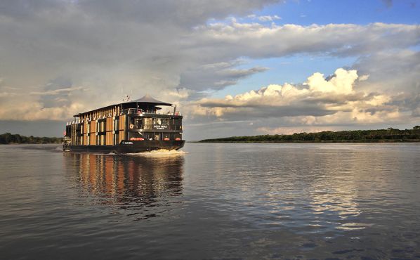 Crucero por Iquitos a bordo del barco Aqua Nera