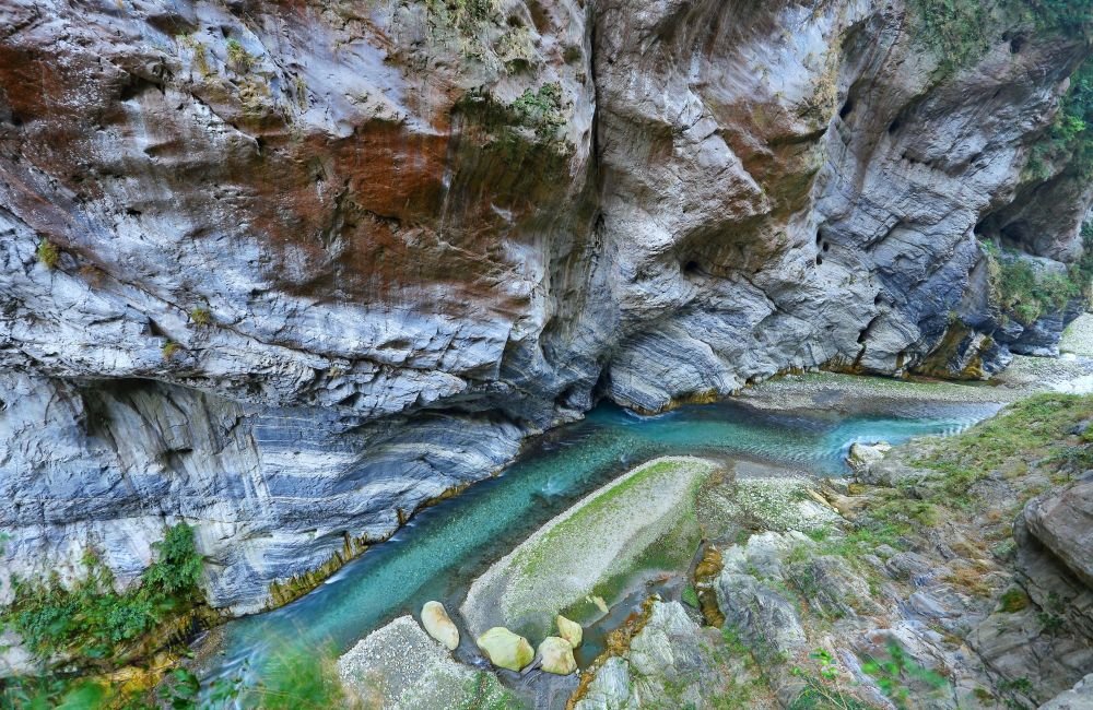 Paseo sobre el hielo en el fondo del Cañón Grotto