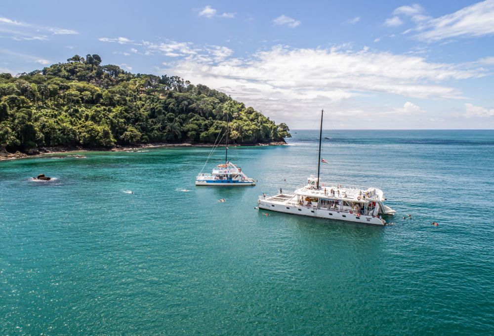 Paseo en catamarán por las costas de Quepos y Manuel Antonio